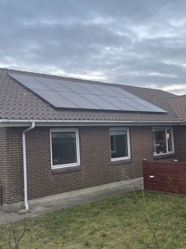 solcelleanlæg på gråt hus